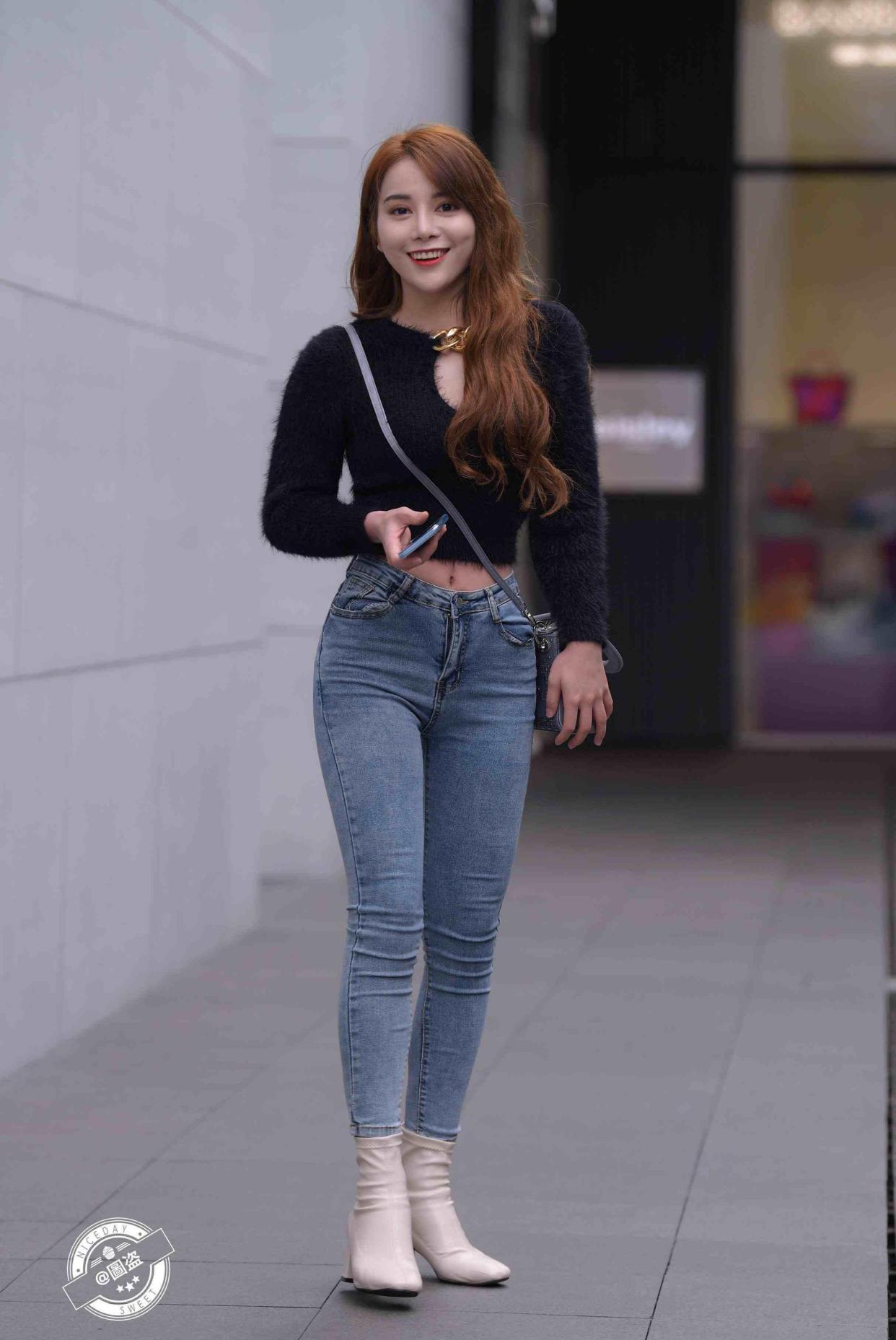 长度|身材修长的打底裤美女，容易让人挑花眼，走在街头