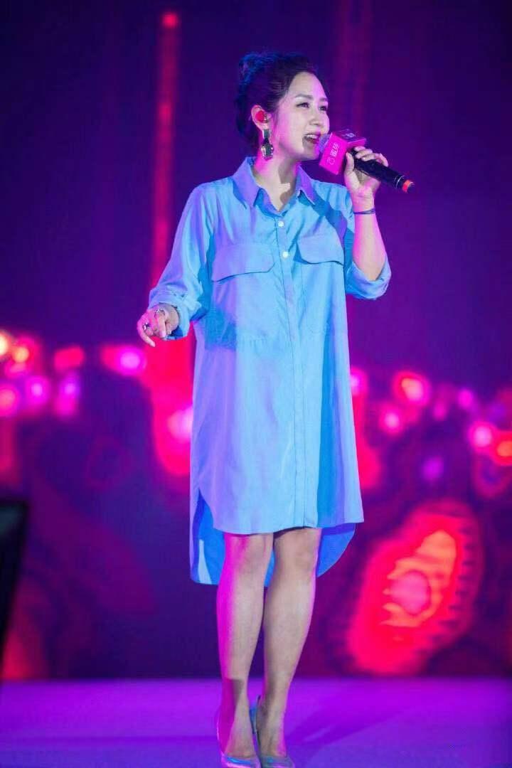 黑色|何洁吐心声！养娃压力大捞金被嘲腿粗，身高158微胖身材太难了