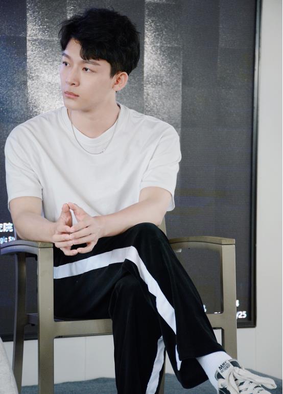 男生怎么显得大方 0ff397d147b04aa489abb9939f2db575.jpeg