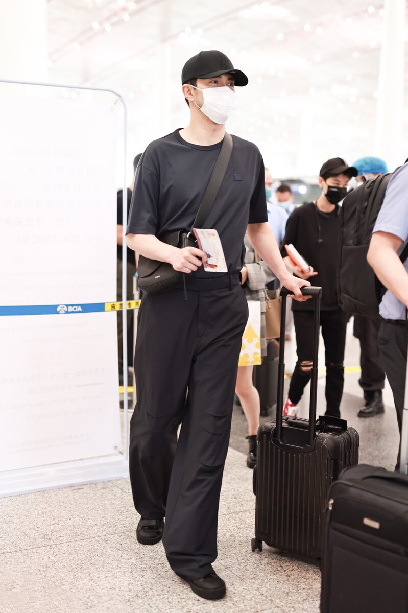 整体|高伟光衣品够独特,牛仔外套造型潮流范十足,这大长腿真令人羡慕