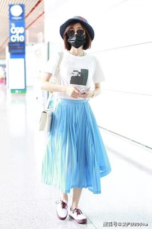 饱和度|36岁王丽坤不愧是素颜杀手，老爹衫配牛仔裤好清爽，不化妆照样美