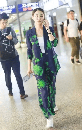 颜色|佟大为携关悦现活动，白色连衣裙配小白鞋好减龄，哪像40岁