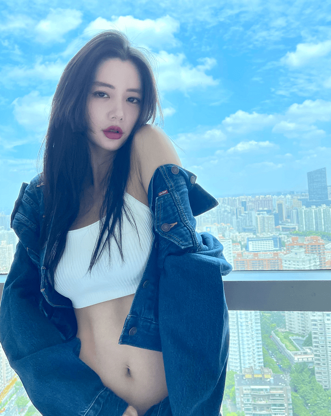 腹肌|克拉拉穿火了“背心+牛仔”,腹肌身材真比一般人靓,婚后也挺美