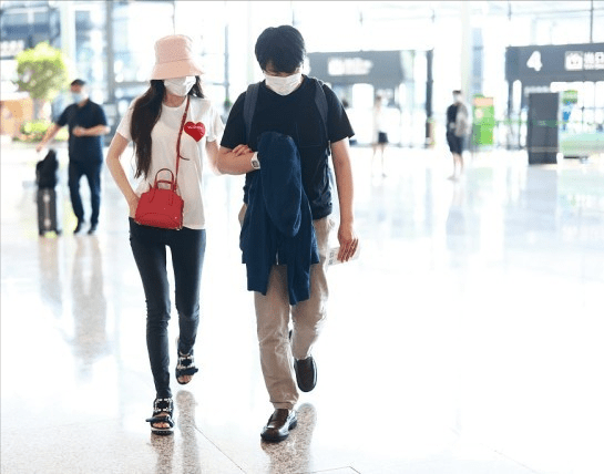 情侣|吉娜生了孩子身材没咋变，T恤配牛仔裤好显瘦，腿间空隙太明显了