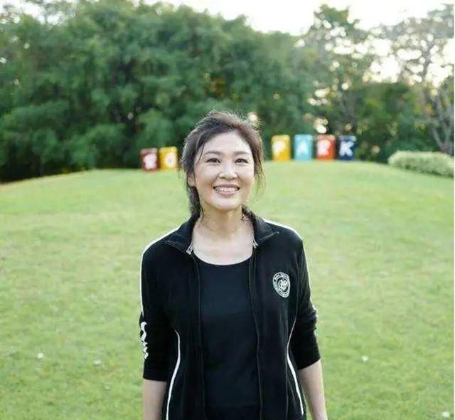 曲线|英拉晒健身照，53岁穿一身黑秀出优美曲线，气质状态令人羡慕