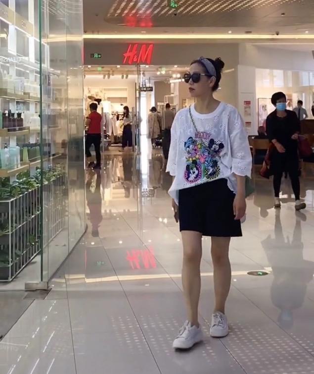 身材|57岁青岛姥姥意外蹿红，身材纤细穿衣时髦，带娃出门被错认成宝妈
