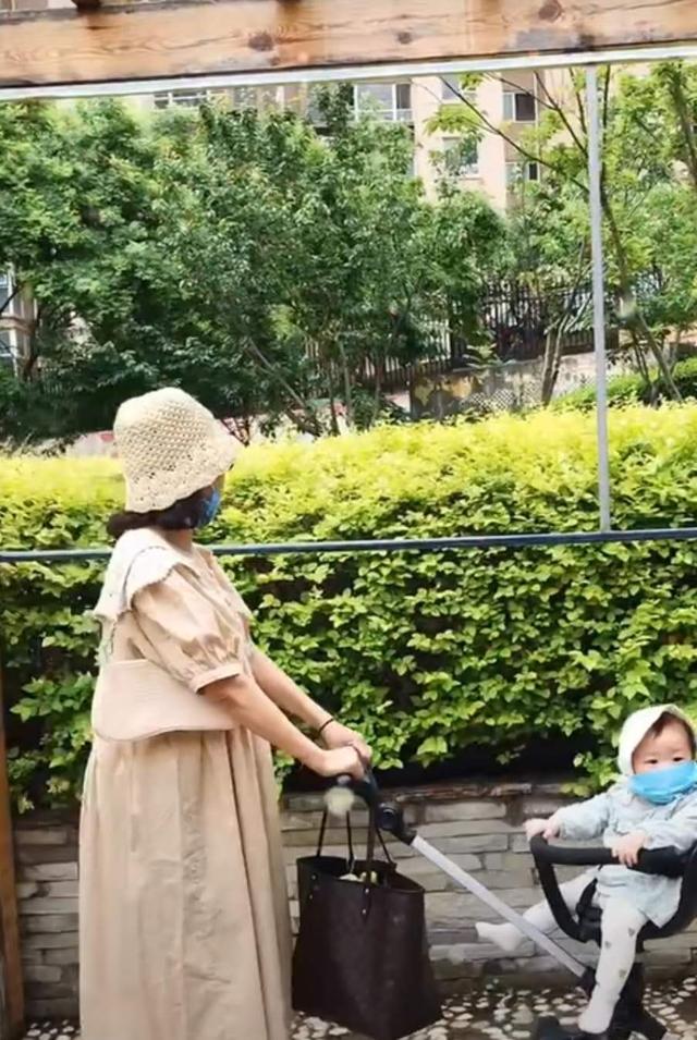 爱美|会穿多重要？57岁姥姥意外走红，爱美看娃兼顾，女儿都学的减龄搭