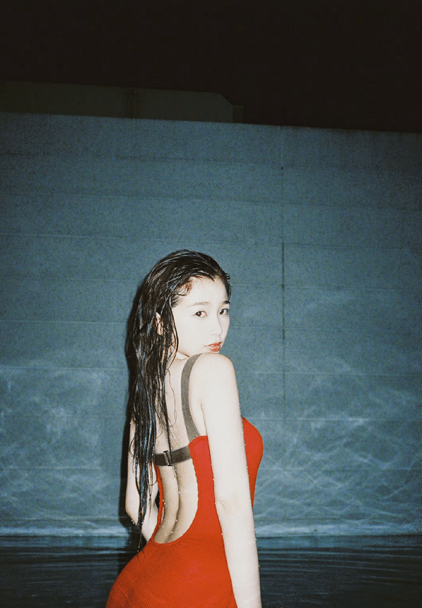 公众|虞书欣现在玩的真开心，在公众平台晒湿发大片，衣服贴身更显曲线