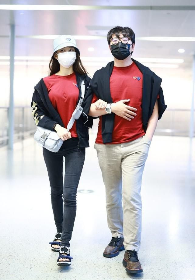 黑色|吉娜当妈后身材没走样 穿T恤牛仔裤素颜耐看
