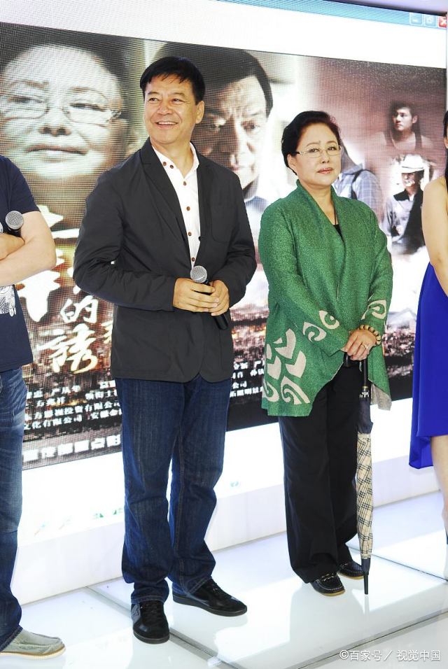 配饰|70岁斯琴高娃不服老，走路扶拐杖也要打扮时髦，气场不输48岁儿子