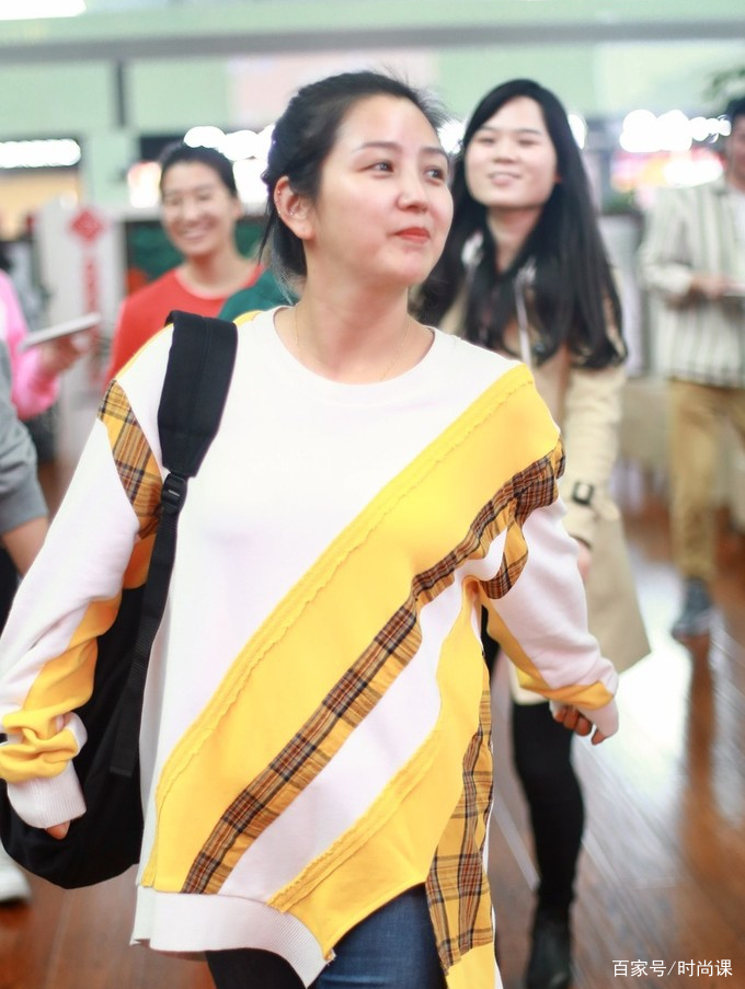 阳光|何洁现身机场,素颜配拼接上衣好时尚,仨娃妈的身材太过真实