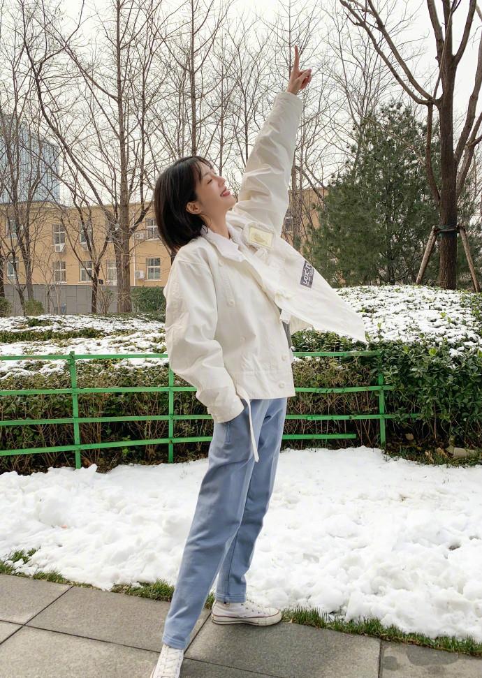 黑色|30岁李溪芮雪地玩耍，牛仔裤配帆布鞋青夏洋溢，身材好咋穿都好看