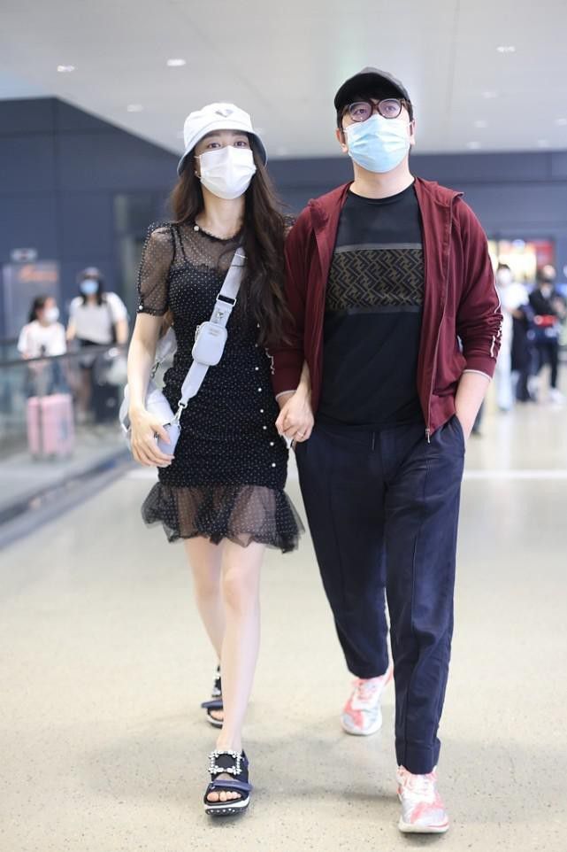 黑色|吉娜当妈后身材没走样 穿T恤牛仔裤素颜耐看