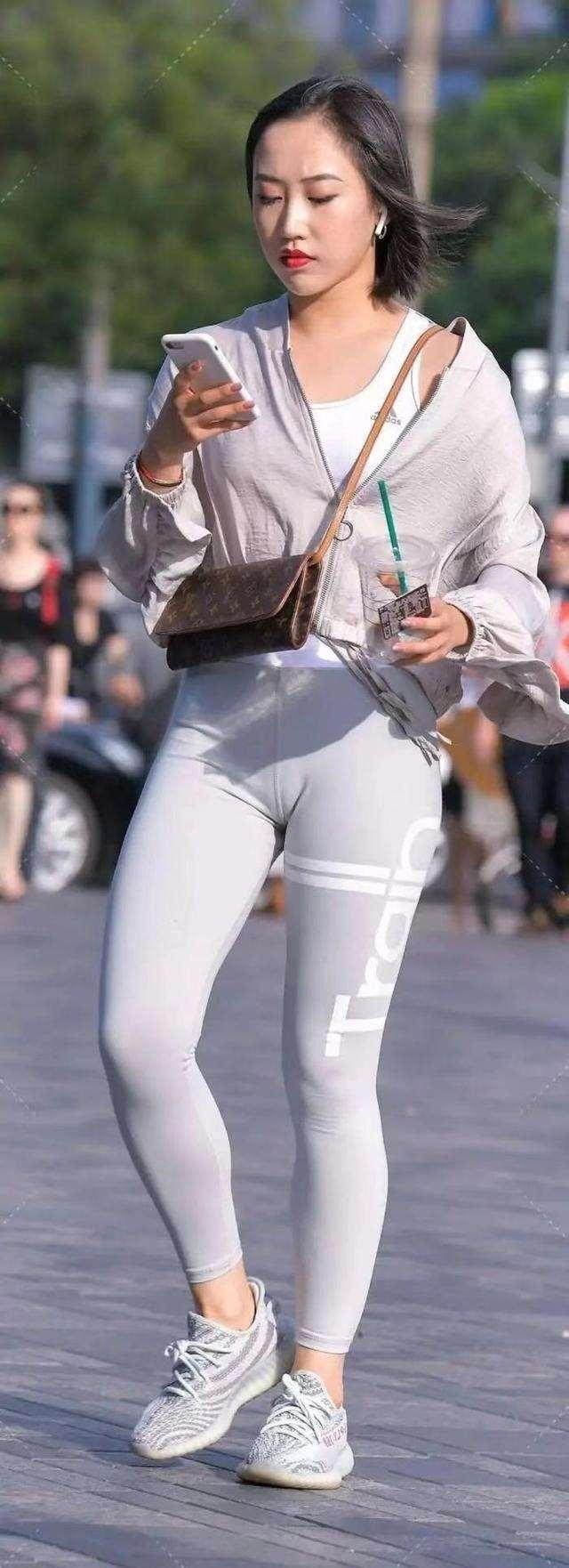 短裙|身材修长的瑜伽裤美女，个性靓丽又显身材，格外美丽
