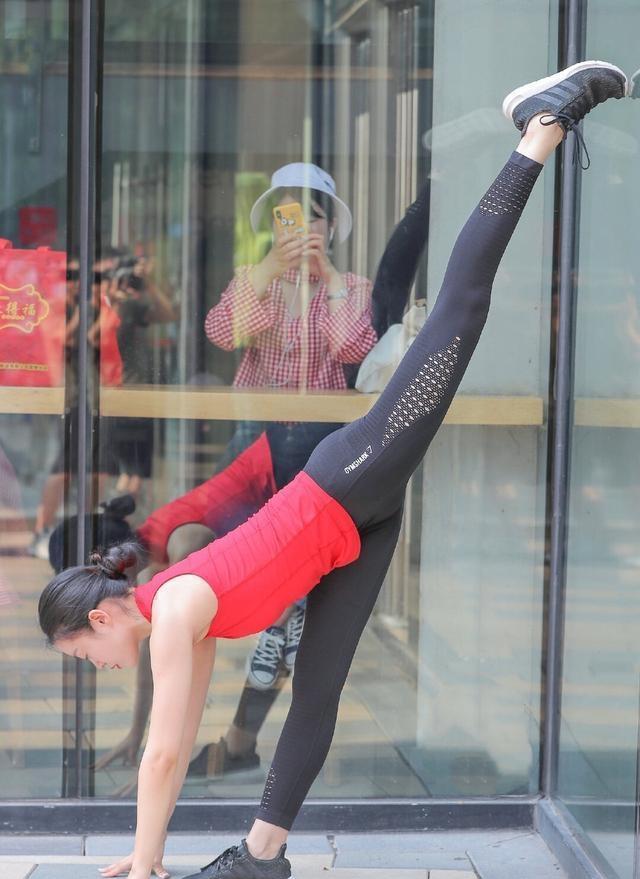 档次|高挑多姿的打底裤美女，修身的版型凸显身材，大方优雅