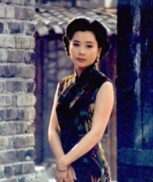 符合中国|女星穿旗袍，刘亦菲温婉复古，李沁美若惊鸿，她穿旗袍美哭了网友！
