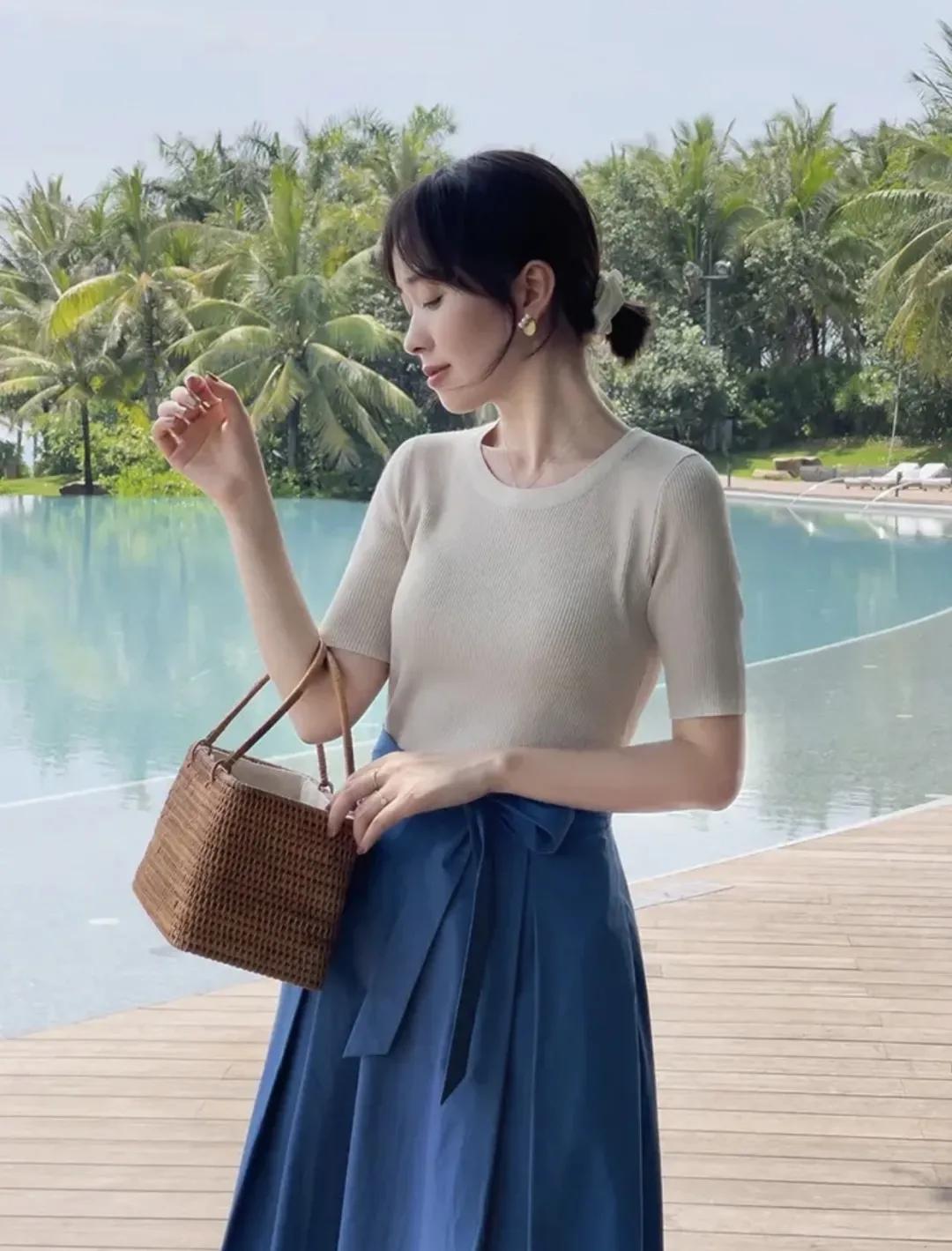 显得|夏天与针织衫更配！中年女性参考这几组针织衫的搭配，温柔又气质