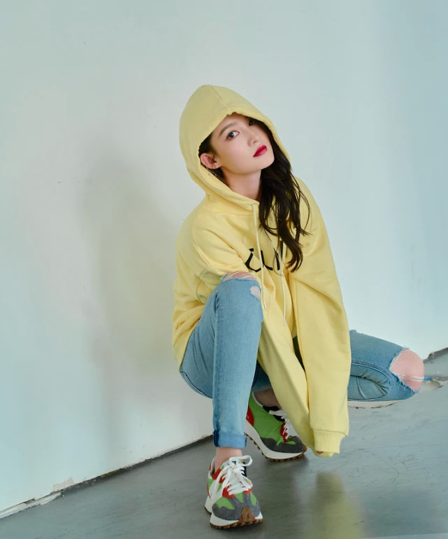 显得|李沁的“青蛙蹲”又火了，这姿势90斤才敢模仿，不信自己试试