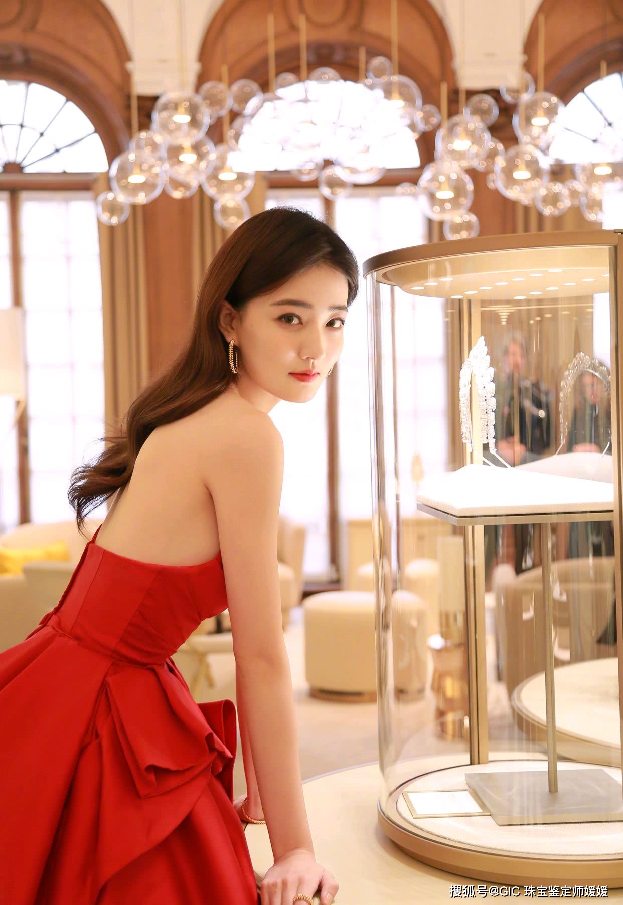 中大|掌握红色服饰的搭配技巧,轻松佩戴起首饰,让你在聚会中大放光彩