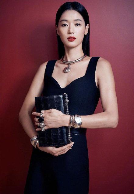 女神|二胎后的全智贤高调出现，红唇黑裙穿出千颂伊气场，粗壮手臂抢眼