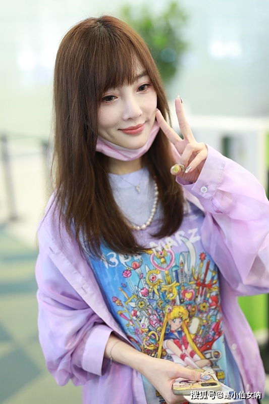 一身|李小璐离婚后越来越嫩了，穿着一身紫色的服装，气质也太嫩了