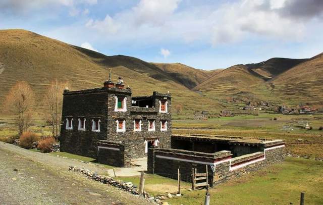 从古流传至今，藏族碉房如藏区虫草一般，极具代表性且珍贵