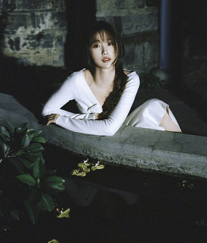 公众|虞书欣现在玩的真开心，在公众平台晒湿发大片，衣服贴身更显曲线