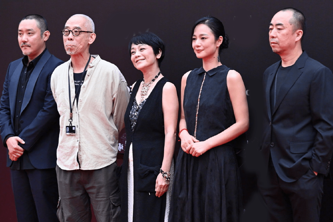 显得|周韵真给姜文长脸，一袭无袖套裙走红毯，穿出满满的格调与高级感