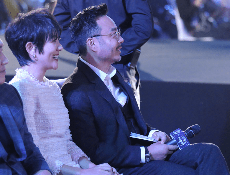 形象|杨乐乐穿的也不低调，带着皇冠穿着鲤鱼服，感觉野心还挺大的