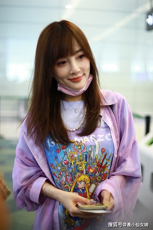 一身|李小璐离婚后越来越嫩了，穿着一身紫色的服装，气质也太嫩了