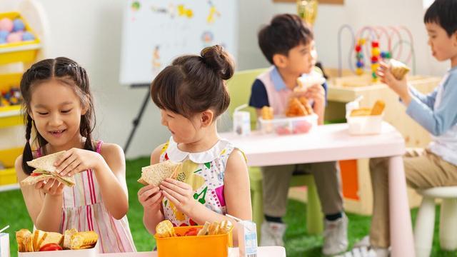 生活|幼儿园萌娃自己哄自己午睡,动作熟练得让人心疼,网友:好可爱