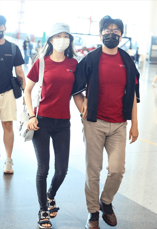 情侣|吉娜生了孩子身材没咋变，T恤配牛仔裤好显瘦，腿间空隙太明显了