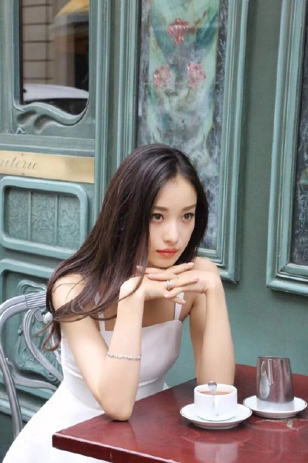 身材|33岁倪妮晒生日照，穿宽松T恤配短裤少女感十足，羞涩的笑容好美