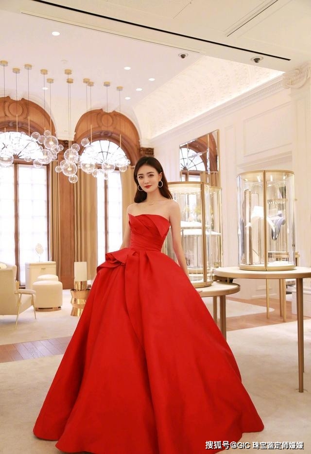 中大|掌握红色服饰的搭配技巧,轻松佩戴起首饰,让你在聚会中大放光彩