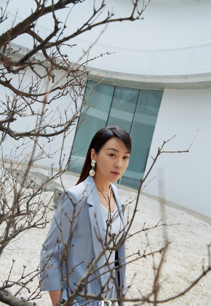耳坠|闫妮最新写真公开，完美演绎48岁女性自信魅力，看到这双腿我酸了