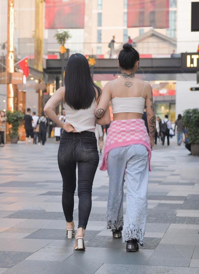 什么|高挑美女穿着打底裤，修身显纤细腰身，超遮肉