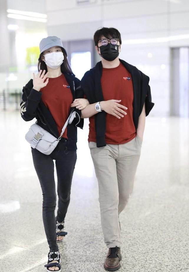 黑色|吉娜当妈后身材没走样 穿T恤牛仔裤素颜耐看