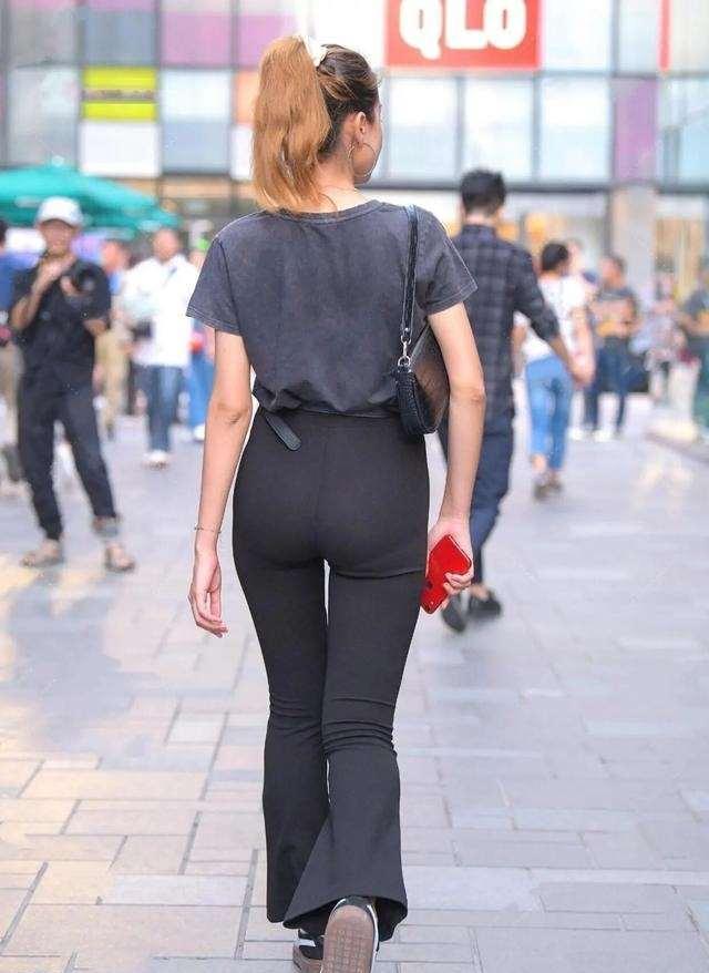 设计|青春有型的打底裤穿搭充满优美曲线，凸显修长美腿，轻松自在