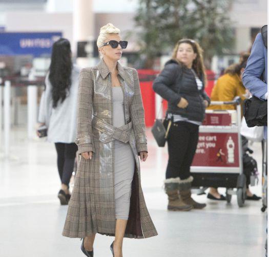 Gaga|Lady Gaga终于丢掉了20cm的战靴和蛇皮袋紧身裙，好好穿衣很范儿