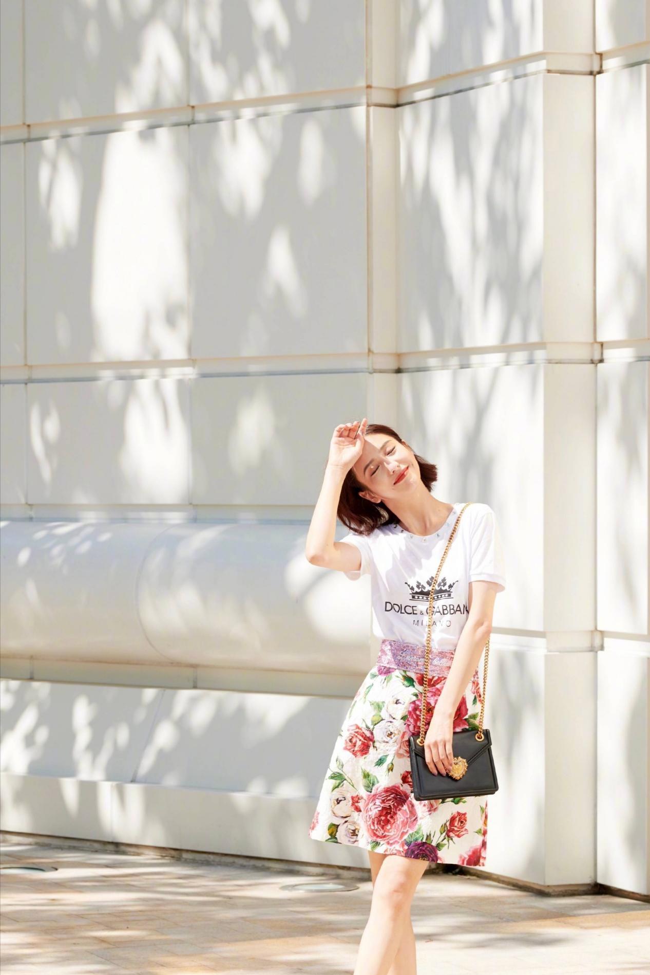 外观|这才是气质女人最爱的夏日打扮,“T恤+半裙”搭配法,优雅又时髦