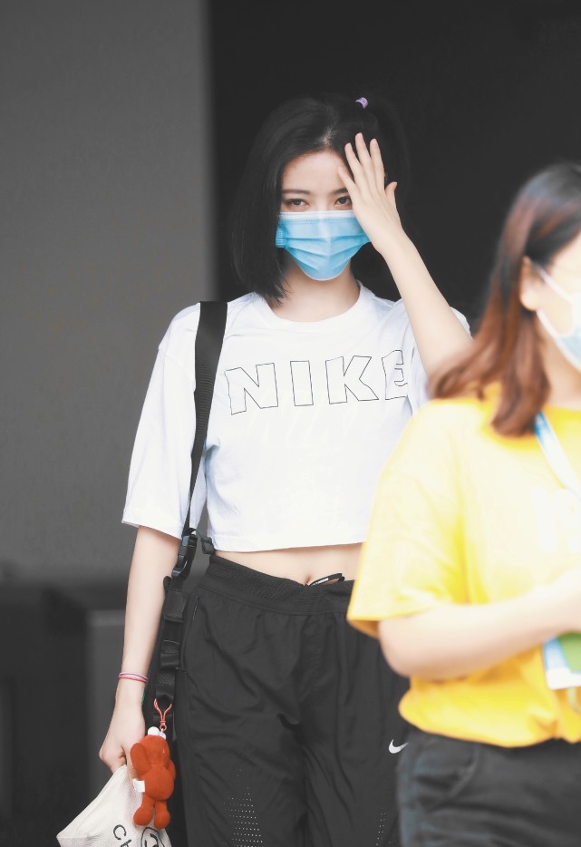 黑色|绑马尾辫的许佳琪真可爱,穿休闲装随性简单,“彩虹袜”亮了!