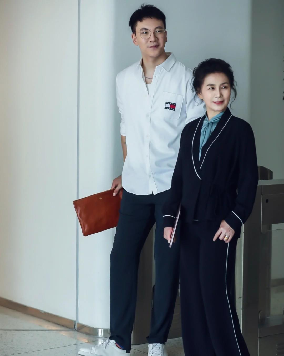 颜色|60岁女人更要穿出优雅,这位姐姐的穿搭精致养眼,端庄大气显年轻