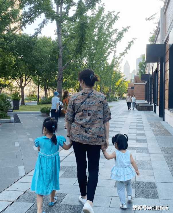 羊角辫|陈赫俩女儿近照曝光，姐姐打扮像小公主，妹妹扎羊角辫暴风长大