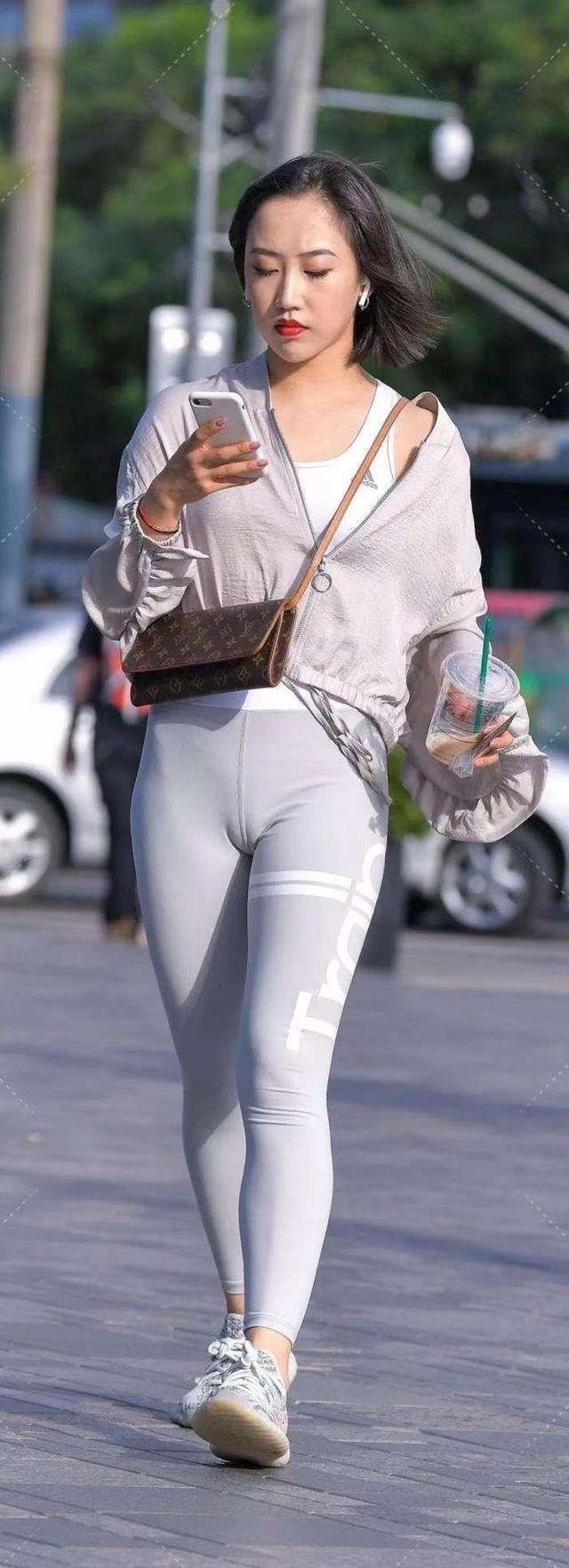 短裙|身材修长的瑜伽裤美女，个性靓丽又显身材，格外美丽