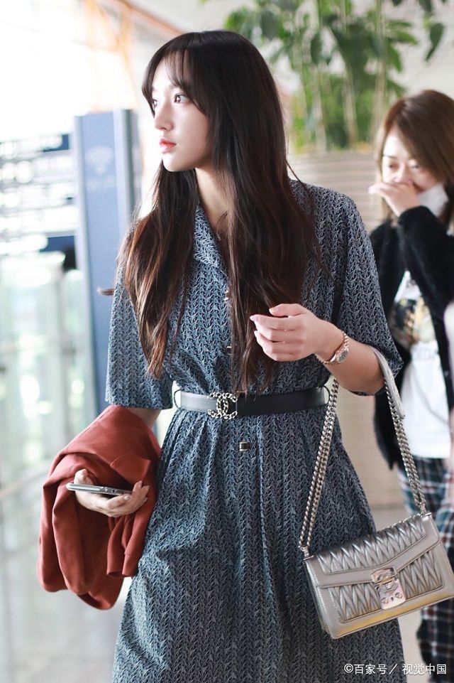 黑色|程潇颜值是真高，穿奶奶最爱的衬衫裙配帆布鞋，依旧美成洋娃娃