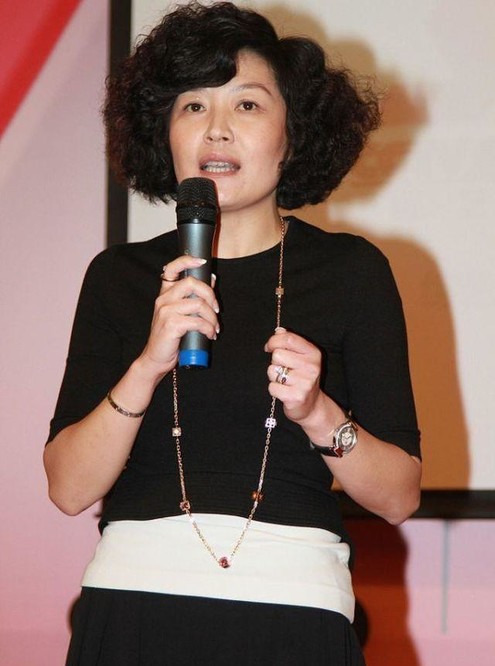 黑色|哈文真是个坚毅的女人，身穿黑白装挺朴素，但自身的高贵感藏不住
