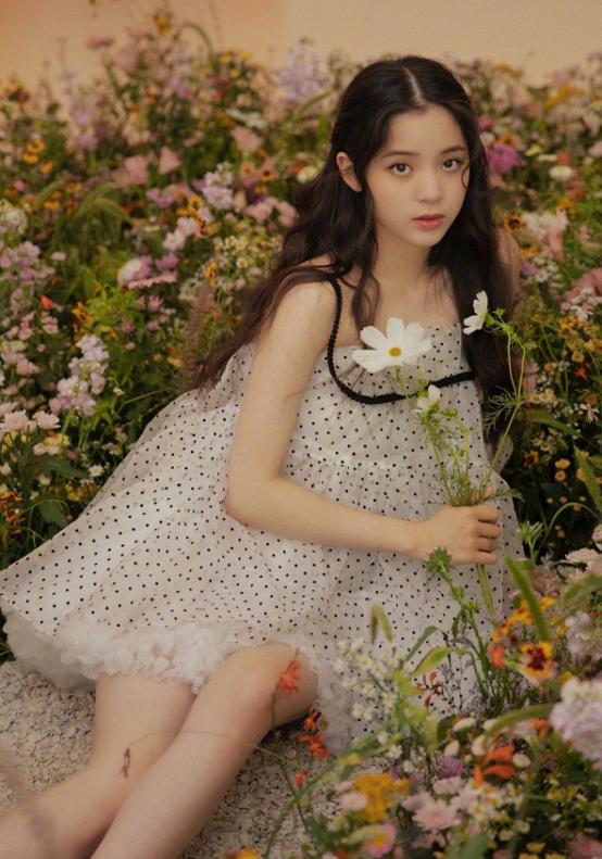 卷发|欧阳娜娜笑容太少女，白色波点裙清纯可爱，卷发像个洋娃娃