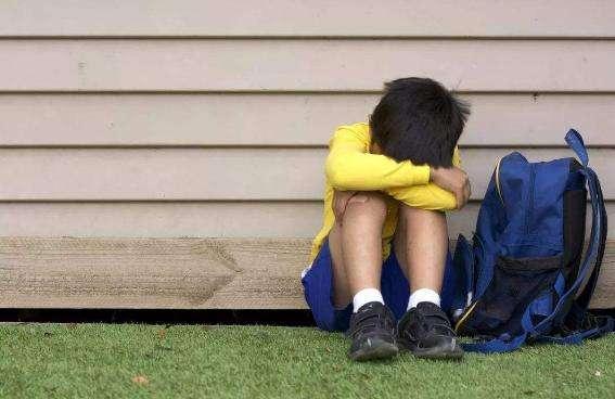 菲菲|孩子变成“软柿子”，在外面经常挨欺负，和家长3种行为有关系