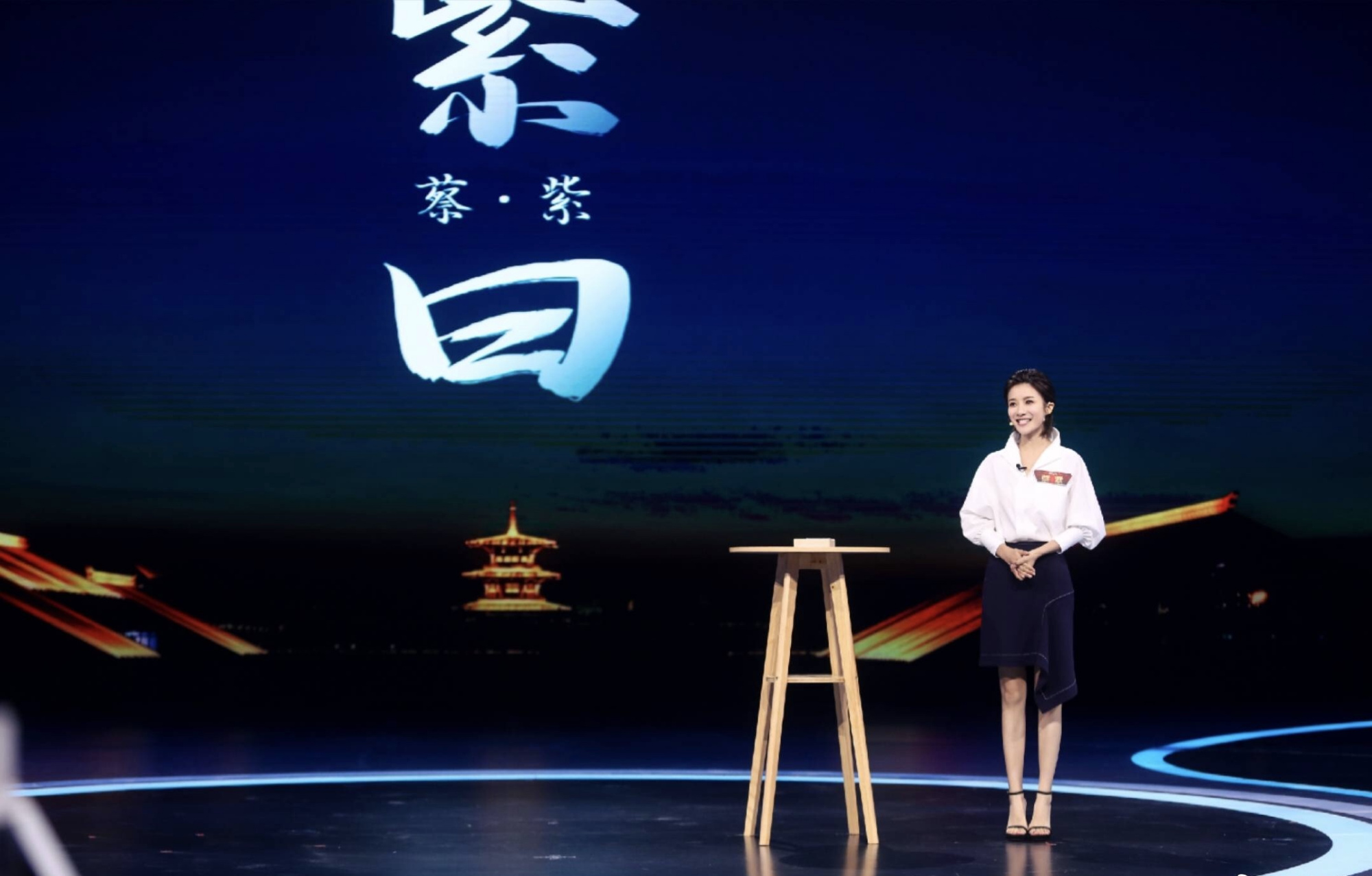 设计|气质女神蔡紫夺冠，简约穿搭似少女不像6岁娃妈，单品你我都有啊