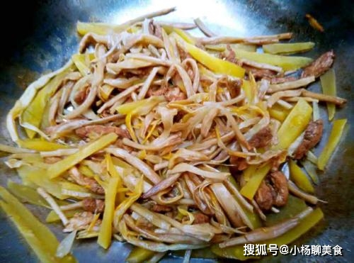 做法|黄花菜怎么做最营养？黄花菜此做法，特解馋，鲜香四溢，老少皆宜